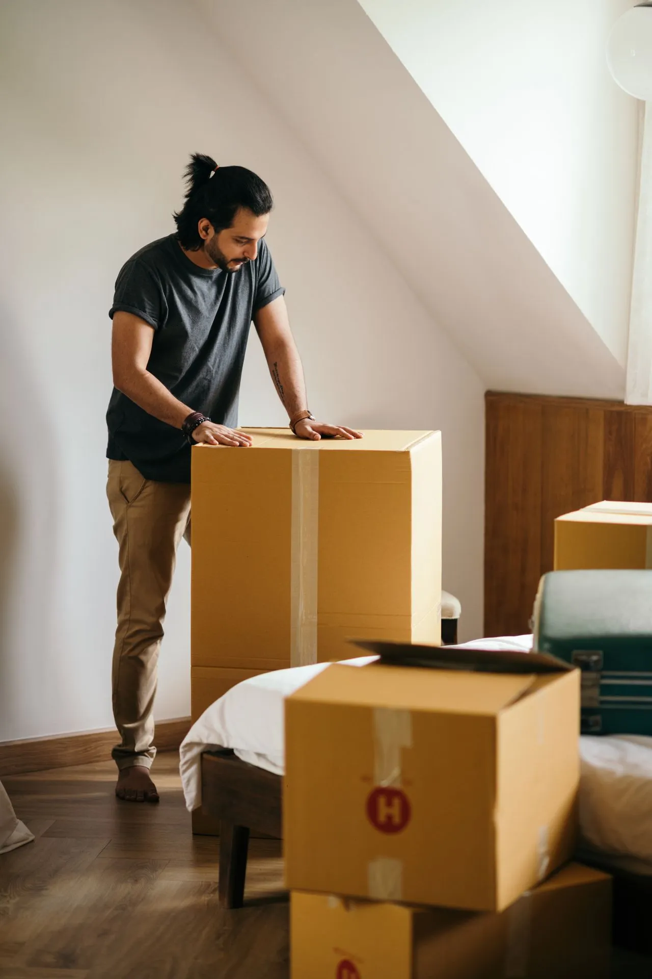 Eşyaların profesyonel paketlenmesi ve koli bantlanması